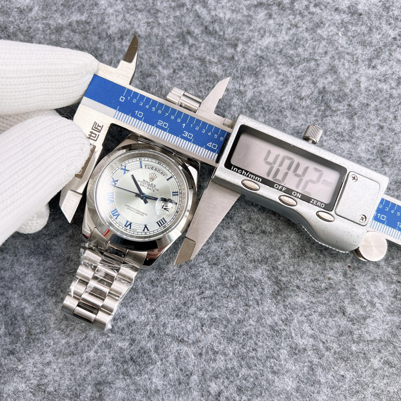 Luxury Pearl Finish Fashion Watch