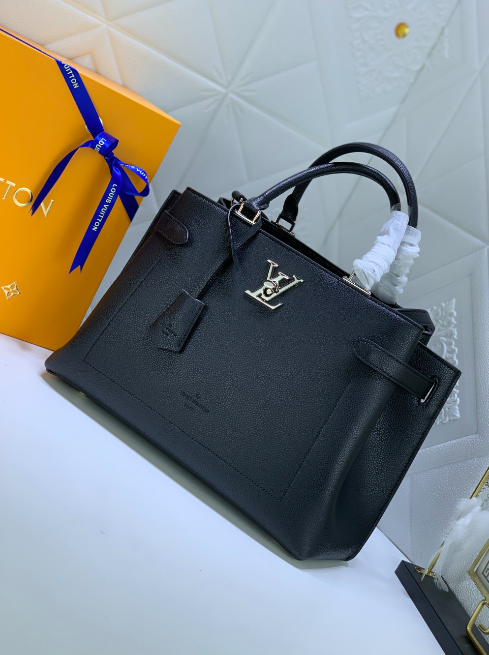 Sleek Black Leather Fashion Handbag