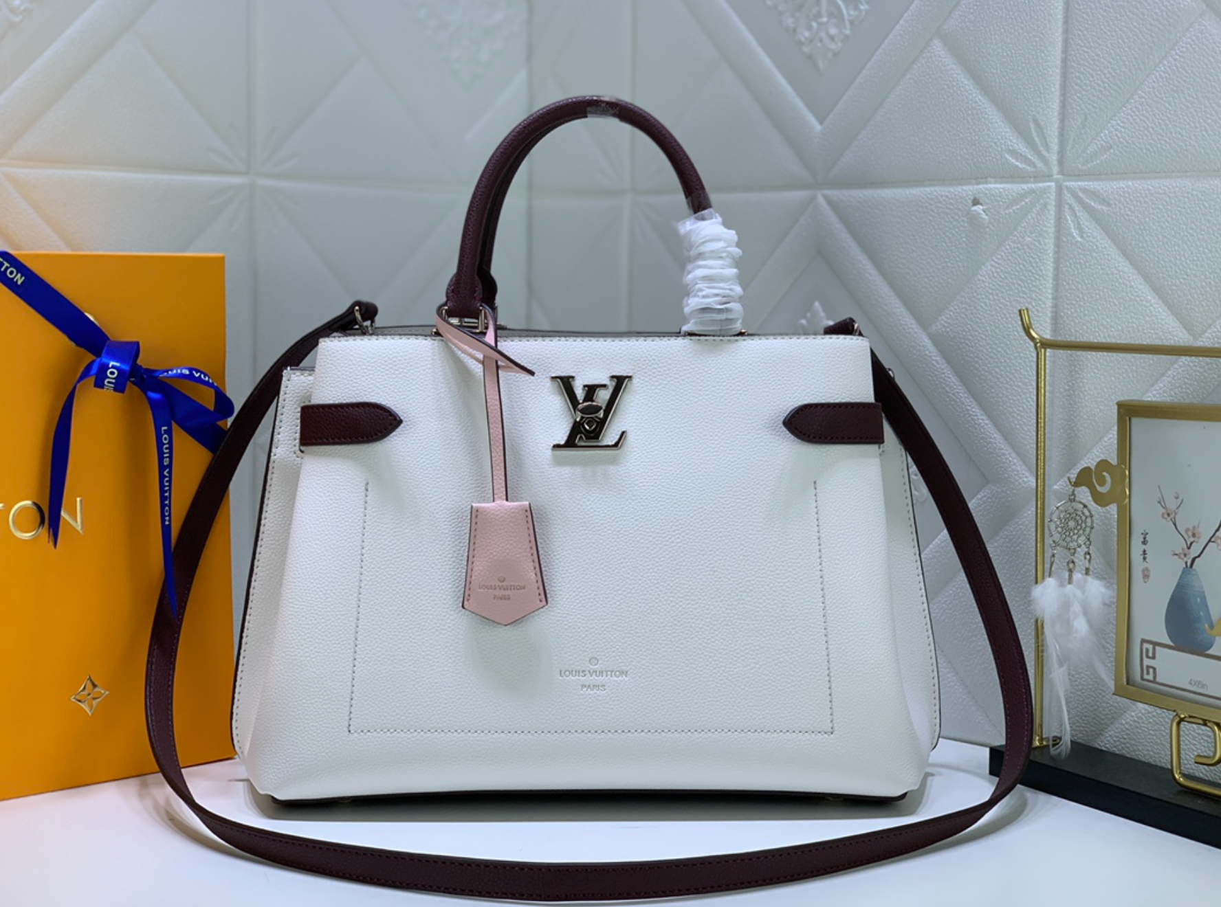 Sleek White Leather Fashion Handbag