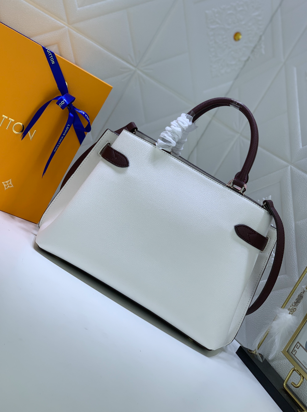 Sleek White Leather Fashion Handbag