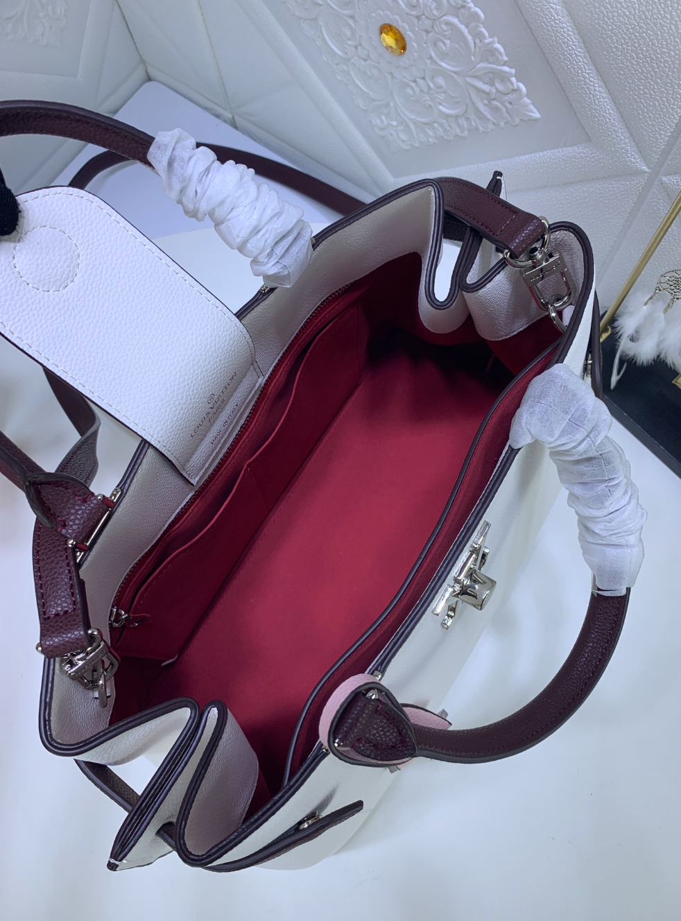 Sleek White Leather Fashion Handbag